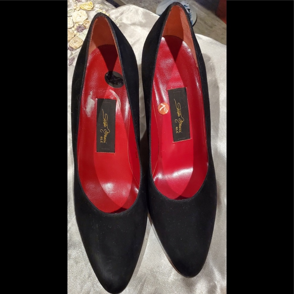NWT VINTAGE BLACK SUEDE PUMPS 7.5 M stunning